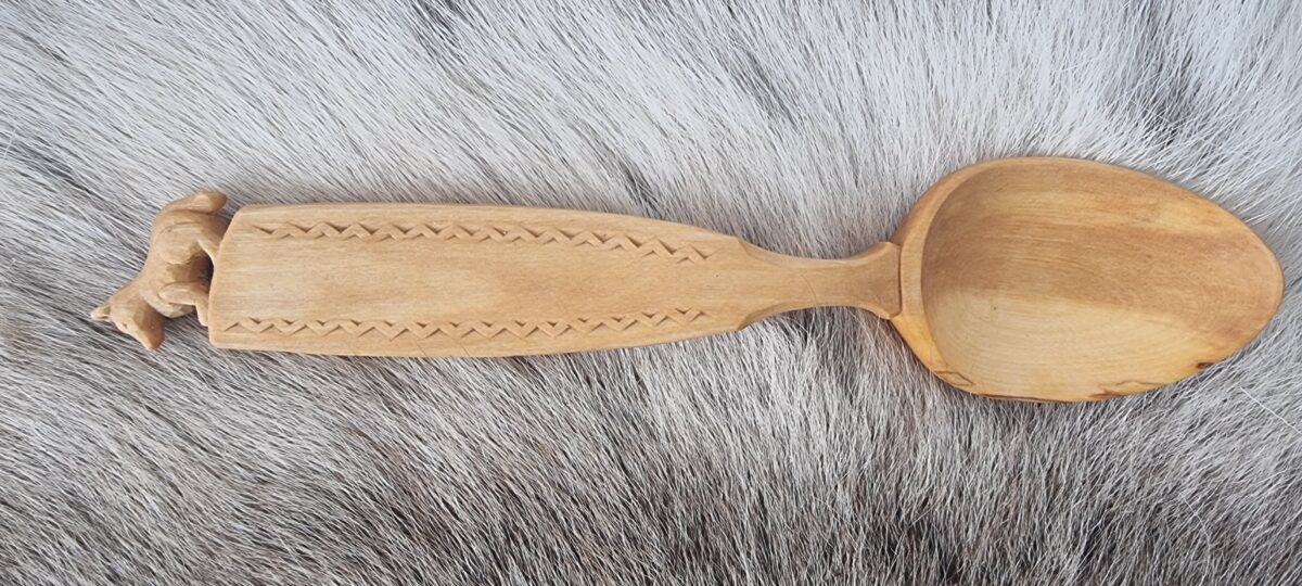 houten lepel op een rendiervel