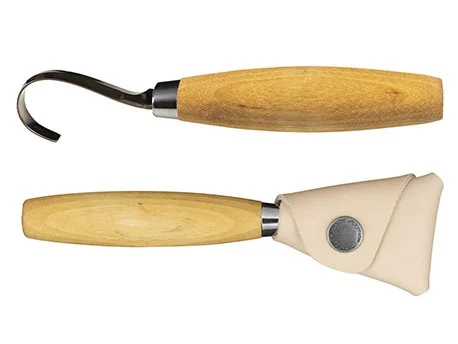 gekromd mes met houten handvat en leren hoesje