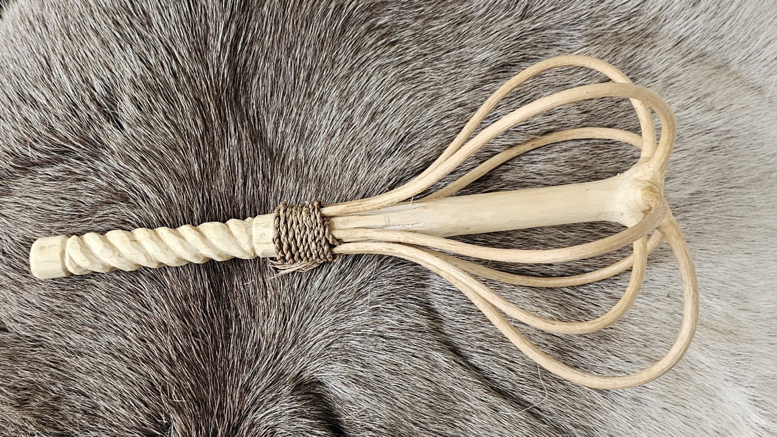 houten garde met gedraaid handvat op rendiervel