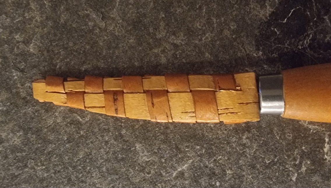 schede voor mes van lichtbruine berkenbast op grijze steen